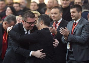 Груевски и Мицкоски во прегратка. Фото: Јана Поповска/kolektif.mk