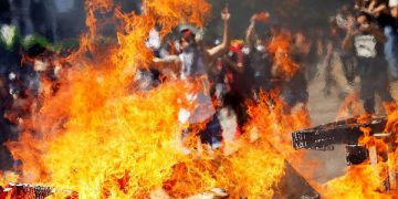 epa07939433 Demonstrators participate in a new day of mass protests at Plaza Italia, in Santiago de Chile, Chile, 21 October 2019. An unrest, sparked by a hike in metro fares, quickly morphed into a wider protest against social inequality. Chilean Army general Javier Iturriaga, responsible for security during the state of emergency decreed in Santiago, established on the same day the third curfew in the Chilean capital and the rest of the Metropolitan region due to the persistence of the riots.  EPA-EFE/Esteban Garay.