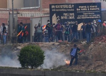 epa08000835 Supporters of former President Evo Morales clash with Bolivian police and army personnel during protests near Cochabamba, Bolivia, 15 November 2019. At least five people were killed and 22 injured during the protests.  EPA-EFE/JORGE ABREGO