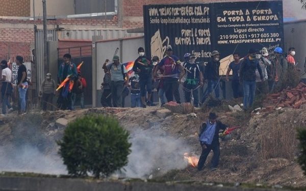 epa08000835 Supporters of former President Evo Morales clash with Bolivian police and army personnel during protests near Cochabamba, Bolivia, 15 November 2019. At least five people were killed and 22 injured during the protests.  EPA-EFE/JORGE ABREGO