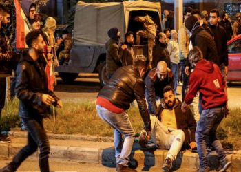 epa08072298 People assist a wounded protester during clashes in central Beirut, Lebanon, 14 December 2019. The sit-in continues its nightly movements in front of the parliament entrance, as they refuse to assign Saad Hariri to head the government. Next 16 December parliamentary consultations will begin to choose a prime minister.  EPA-EFE/NABIL MOUNZER