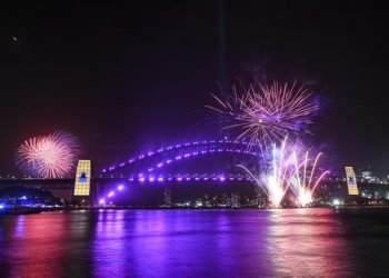 epa08095787 Fireworks explode over Sydney Harbour during the Family Fireworks as part of New Year's Eve celebrations in Sydney, Australia, 31 December 2019. The smaller firework is launched at 9pm local time for children and families.  EPA-EFE/DARREN LEIGH ROBERTS AUSTRALIA AND NEW ZEALAND OUT  EDITORIAL USE ONLY