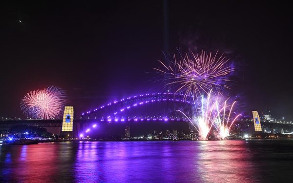 epa08095787 Fireworks explode over Sydney Harbour during the Family Fireworks as part of New Year's Eve celebrations in Sydney, Australia, 31 December 2019. The smaller firework is launched at 9pm local time for children and families.  EPA-EFE/DARREN LEIGH ROBERTS AUSTRALIA AND NEW ZEALAND OUT  EDITORIAL USE ONLY