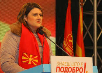 Невенка Стаменковска Стојковски, накитена како елка со симболи на партијата, ќе прави ревизија на партиските вработувања.