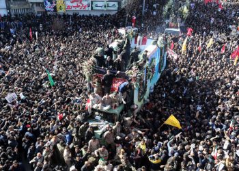 epa08109732 Iranians carrying the coffin of late Iranian Revolutionary Guards Corps (IRGC) Lieutenant general and commander of the Quds Force Qasem Soleimani and his allies in his home town Kerman, Iran, 07 January 2020. Media reported that some people have been died as stuck in the crowd during the funeral.  EPA-EFE/STR