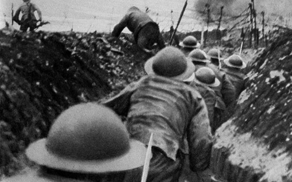 First World War: soldiers of the English infantry in France, running out of their trenches at the signal to assault (sequence,  2 of 2, see FSNgilardi_49496). Somme, France 1916. (Photo by Fototeca Gilardi/Getty Images)