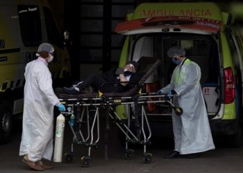 epa08432600 Workers of the Emergency Medical Care Service (SAMU) and the San Jose Hospital transfer a patient to the adult emergency service, which is already collapsed due to the increase in cases by COVID-19, in Santiago, Chile, 19 May 2020.  EPA-EFE/Alberto Valdes