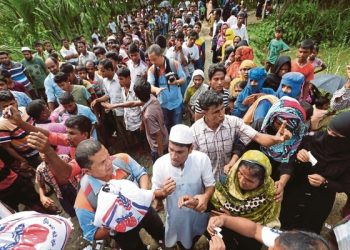 Kutupalong 23 SEPTEMBER 2017.  Pelarian Rohingya mendapatkan bantuan makanan ketika misi menyampaikan bantuan Rohingnya oleh Muslim Care Malaysia di kem pelarian Kutupalong, Cox's Bazar, Bangldesh. NSTP/MOHAMAD SHAHRIL BADRI SAALI