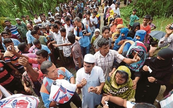 Kutupalong 23 SEPTEMBER 2017.  Pelarian Rohingya mendapatkan bantuan makanan ketika misi menyampaikan bantuan Rohingnya oleh Muslim Care Malaysia di kem pelarian Kutupalong, Cox's Bazar, Bangldesh. NSTP/MOHAMAD SHAHRIL BADRI SAALI