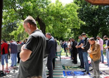 молитва за Рамазан Бајрам, верниците на прописно растојание
