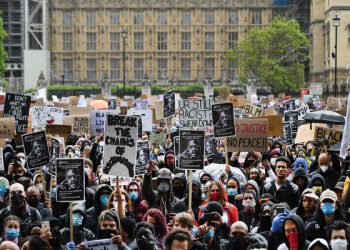 epa08468972 Thousands of people break lockdown regulations during a Black Live Matter protest at Parliament Square in London, Britain, 06 June, 2020.  Protesters in London continue to demonstrate in the wake of the death in police custody of George Floyd in the United States.  EPA-EFE/ANDY RAIN