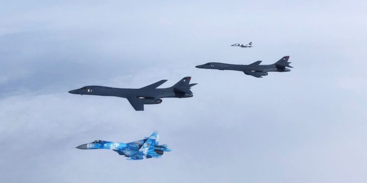 Украински авиони СУ-27 Фланкер и МиГ-29 Фулкрум придружуваат два бомбардери Б-1Б Лансер за време на мисијата за обука на Бомбардерски специјални сили Европа, 29 мај, 2020