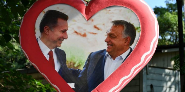 Фото: Герила акција. Груевски и Орбан