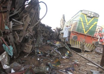 epa07661108 People gather at the scene of a train accident in Hyderabad, Pakistan, 20 June 2019. A passenger train collided with a goods train head on near Hyderabad, killing three people and injuring several others.  EPA-EFE/NADEEM KAHWER
