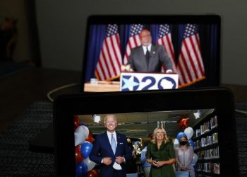 epa08611933 US Democratic president candidate for the Joe Biden (L) is displayed on a computer, after accepting the Democratic Nomination during the virtual Democratic National Convention, in New York City, 18 August 2020.  EPA-EFE/JASON SZENES