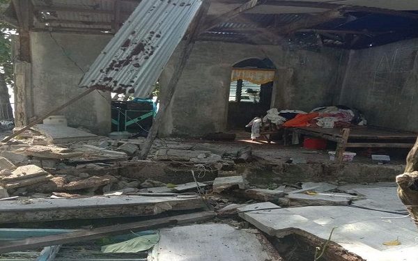 epa08609992 A handout photo made available by the Philippine Red Cross shows a damaged home after a quake struck the town of Cataingan, Masbate province, Philippines on 18 August 2020. A 6.7-magnitude quake hit the central Philippines on 18 August, prompting villagers to escape to safety. According to local reports, scores were injured but neither casualties nor major damage were reported.  EPA-EFE/JOHN MARK LALAGUNA/PRC/HANDOUT  HANDOUT EDITORIAL USE ONLY/NO SALES