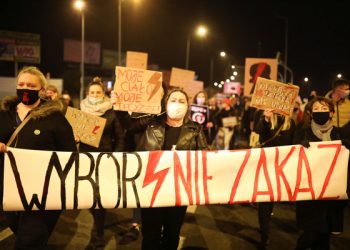 epa08776051 Protesters block the streets during a protest against the tightening of the abortion law in Plock, Poland, 26 October 2020. Tens of thousands of protesters across the country took to the streets on 26 October and blocking traffic as part of the ongoing protests against the tightening of the abortion law after Poland's Constitutional Tribunal on 22 October ruled that laws currently permitting abortion due to fetal defects are unconstitutional.  EPA-EFE/SZYMON LABINSKI POLAND OUT