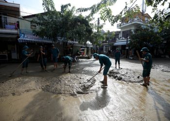 epa06317132 Soldiers clean up after flooding from a typhoon in Hoi An, Vietnam, 09 November 2017. Typhoon Damrey made landfall along Vietnam's south-central coast on 04 November morning, ahead of the 25th Asia-Pacific Economic Cooperation summit (APEC) in Da Nang, leaving extensive damage. At least 89 people have died and 18 others still missing, according to media reports.  EPA-EFE/LUONG THAI LINH