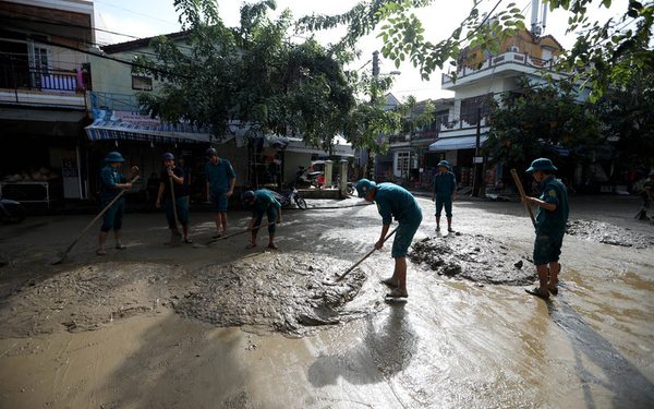 epa06317132 Soldiers clean up after flooding from a typhoon in Hoi An, Vietnam, 09 November 2017. Typhoon Damrey made landfall along Vietnam's south-central coast on 04 November morning, ahead of the 25th Asia-Pacific Economic Cooperation summit (APEC) in Da Nang, leaving extensive damage. At least 89 people have died and 18 others still missing, according to media reports.  EPA-EFE/LUONG THAI LINH