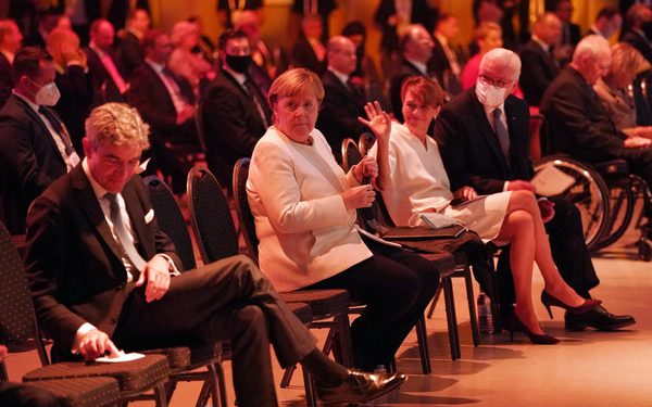 epa08717073 German Chancellor Angela Merkel (C), German President Frank-Walter Steinmeier (R) and First Lady Elke Buedenbender arrive for the official commemoration event on the 30th anniversary of German reunification in Potsdam, Germany, 03 October 2020. On 03 October 1990, following the fall of the Berlin Wall and the end of the Cold War a year earlier, West Germany and East Germany merged into modern Germany.  EPA-EFE/Sean Gallup / POOL