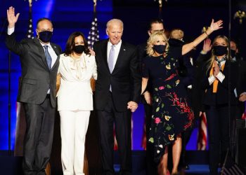 epa08806590 President-elect Joe Biden (2R) and Dr. Jill Biden (R) with Vice President Elect Kamala Harris (2L) and Doug Emhoff (L) are joined by family memebrs wave after Biden delivered his victory address after being declared the winner in the 2020 presidential election in Wilmington, Delaware, USA, 07 November 2020. Biden defeated incumbent US President Donald J. Trump.  EPA-EFE/JIM LO SCALZO