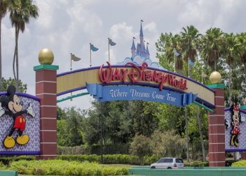 epa08706943 (FILE) - The main entrance to the Walt Disney World Resort of theme parks outside of Orlando, Florida, USA, 28 May 2020 (29 September 2020). Disney announced on 29 September 2020 that they will be laying off 28,000 US employees from their theme parks due to the COVID-19 coronavirus pandemic.  EPA/ERIK S. LESSER *** Local Caption *** 56115966