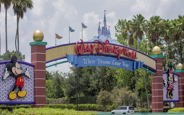 epa08706943 (FILE) - The main entrance to the Walt Disney World Resort of theme parks outside of Orlando, Florida, USA, 28 May 2020 (29 September 2020). Disney announced on 29 September 2020 that they will be laying off 28,000 US employees from their theme parks due to the COVID-19 coronavirus pandemic.  EPA/ERIK S. LESSER *** Local Caption *** 56115966