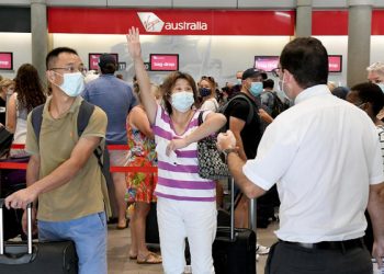 epa09104395 A passenger reacts as she attempts to check in for a flight from the domestic airport in Brisbane, Autralia, 29 March 2021. Greater Brisbane will enter a snap three-day lockdown as its coronavirus outbreak continues to grow.  EPA-EFE/DAVE HUNT AUSTRALIA AND NEW ZEALAND OUT
