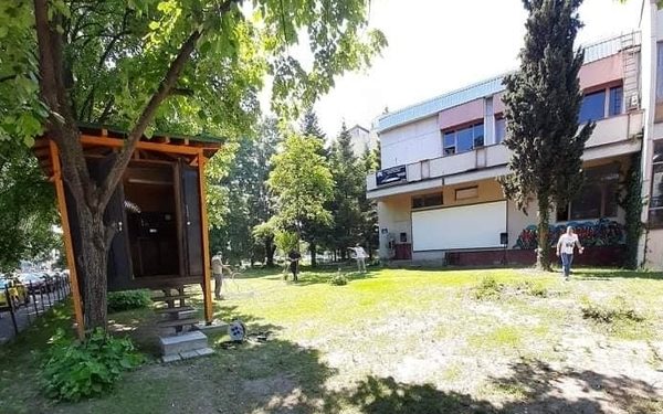Последни подготовки пред отворањето на летното кино; Извор на фотографија: Фејсбук профил на Кинотека на Северна Македонија