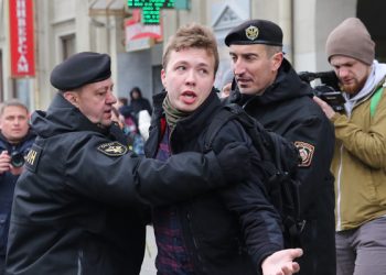 Полицијци го спречуваат Роман Протасевич да известува од протестите. во Минск. 26 март 2017 година. (фото: EPA-EFE/STRINGER)