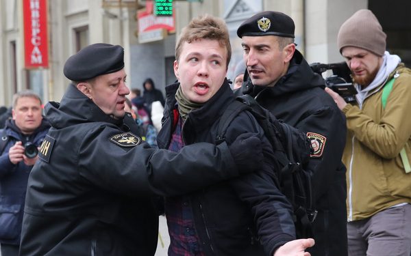 Полицијци го спречуваат Роман Протасевич да известува од протестите. во Минск. 26 март 2017 година. (фото: EPA-EFE/STRINGER)