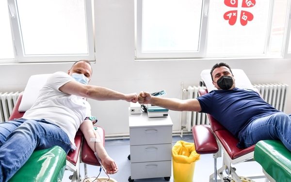 Заев и Филипче даруваат крв. Фото: Фејсбук Зоран Заев