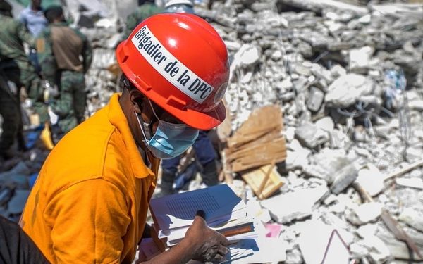 epa09415659 Personnel carry out debris removal, search and rescue work, in Les Cayes, Haiti, 15 August 2021. The United States sent an urban search and rescue team to Haiti this 15 August, the second unit to deploy in the country after the devastating earthquake on 14 August, which has left at least 724 dead and extensive material damage.  EPA-EFE/Ralph Tedy Erol