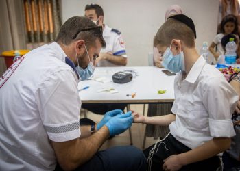Magen David Adom worker take a serological tests for COVID-19 from an Ultra orthodox jewish child in the ultra-Orthodox town of Kiryat Ye'arim (Telz-Stone), outside Jerusalem, August 9, 2021. Photo by Yonatan Sindel/Flash90 *** Local Caption *** בדיקה
סרולוגית
בית
מגן
דוד
אדום
מכין
הכנה
קורונה
וירוס
קריית יערים
טלזסטון
קרית