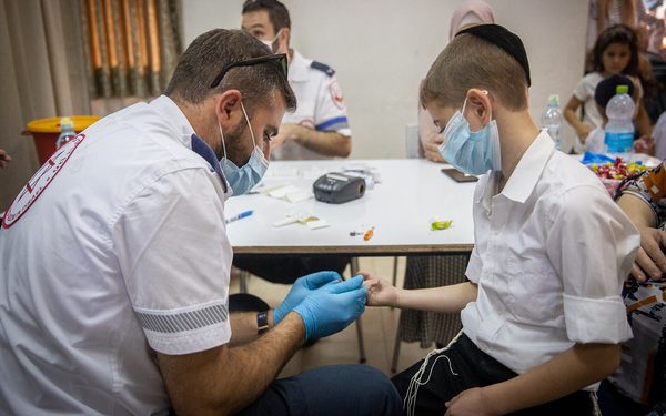 Magen David Adom worker take a serological tests for COVID-19 from an Ultra orthodox jewish child in the ultra-Orthodox town of Kiryat Ye'arim (Telz-Stone), outside Jerusalem, August 9, 2021. Photo by Yonatan Sindel/Flash90 *** Local Caption *** בדיקה
סרולוגית
בית
מגן
דוד
אדום
מכין
הכנה
קורונה
וירוס
קריית יערים
טלזסטון
קרית