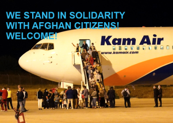 Фото: МИА, стоп кадар од преносот во живо на пристигнувањето на цивилите од Авганистан, 30.08.2021. Пораката „Ние сме солидарни со граѓаните од Авганистан. Добредојдовте!“ е од ЦИВИЛ, организација која прва им посака добредојде на авганистанските цивили.