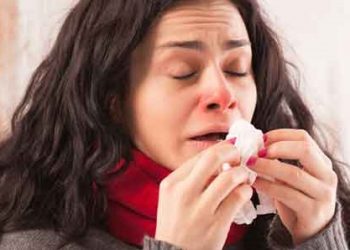 Жена со благи симптоми на настинка