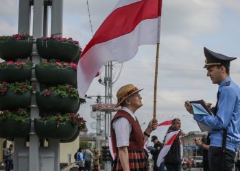 Активистот и геолог Нина Багинскаја пред полицаец во Минск. Фотографија од корисникот Википедија ya_gulyayu, CC0 1.0.