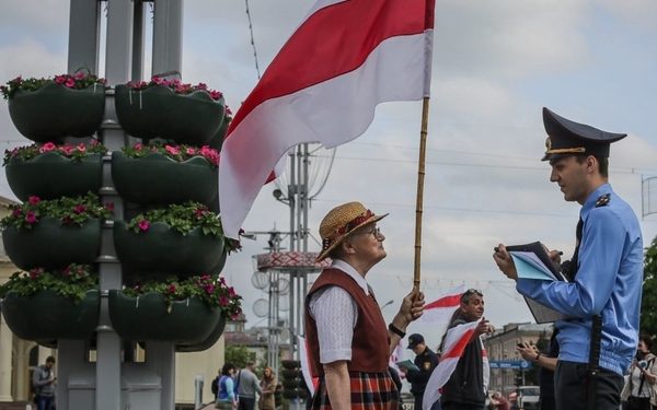 Активистот и геолог Нина Багинскаја пред полицаец во Минск. Фотографија од корисникот Википедија ya_gulyayu, CC0 1.0.
