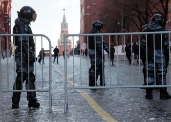 Москва, полиција на Црвениот плоштад. (Фото: EPA-EFE/MAXIM SHIPENKOV)
