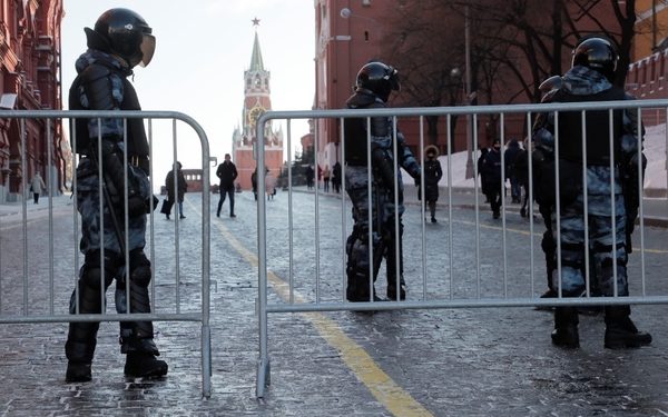 Москва, полиција на Црвениот плоштад. (Фото: EPA-EFE/MAXIM SHIPENKOV)