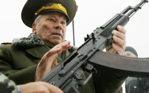 Михаил Калашников со неговиот изум АК-47
