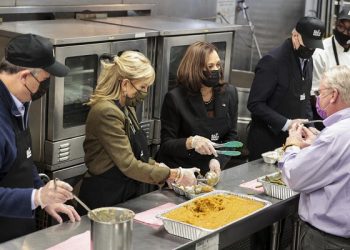 epa09599913 U.S. President Joe Biden (2R), U.S. First Lady Jill Biden (2L), U.S. Vice President Kamala Harris (C) and Second Gentleman Doug Emhoff (L) talk to DC Centeral Kitchen CEO Mike Curtin (R) as they participate in a service project at DC Central Kitchen in Washington, DC, USA, 23 November 2021. Biden said that bottlenecks in the U.S. supply chain are seeing relief after his administration moved to improve operations at ports, promising that Americans will have no trouble buying food and gifts in the holiday season that begins this week.  EPA-EFE/OLIVER CONTRERAS / POOL