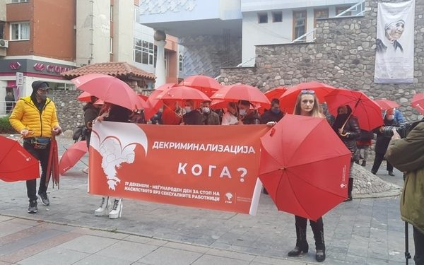 Марш на црвените чадори, Скопје. Фото: Мартина Ацковска / Фронтлајн