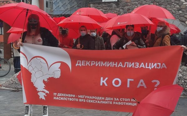 Марш на црвените чадори во Скопје. Фото: Мартина Ацковска / Фронтлајн