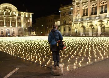 Швајцарците запалија повеќе 11.000 свеќи за жртвите од Ковид-19. EPA-EFE/ANTHONY ANEX