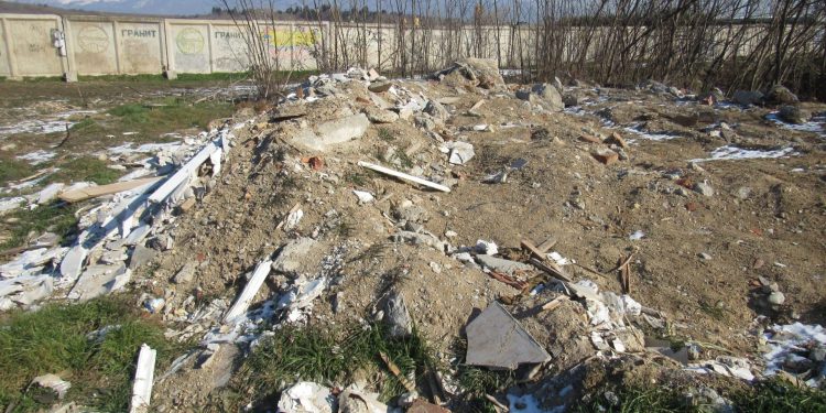 Неколку диви депонии од помал обем забележавме во Карпош 4 крај кејот; Фото: Мета.мк
