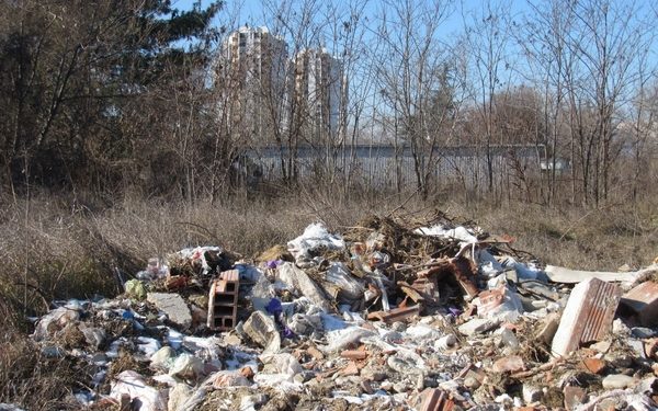 Расфрлан отпад на кејот на Вардар во Карпош 4; Фото: Мета.мк