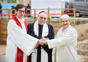 Пасторот Грегор Хохберг, рабинот Андреас Начман и имамот Кадир Санчи