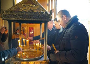 Мицкоски и Пецаков, во црква во Охрид, без маски. Фото: Фејсбук профил од Христијан Мицкоски